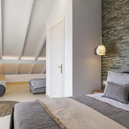 Elegant Penthouse With Sea View