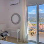 Elegant Penthouse With Sea View شقة *
