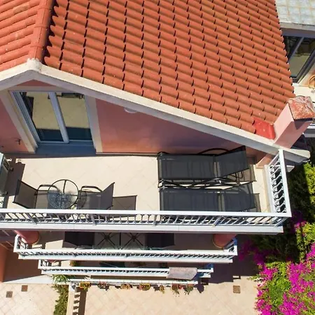Elegant Penthouse With Sea View شقة *